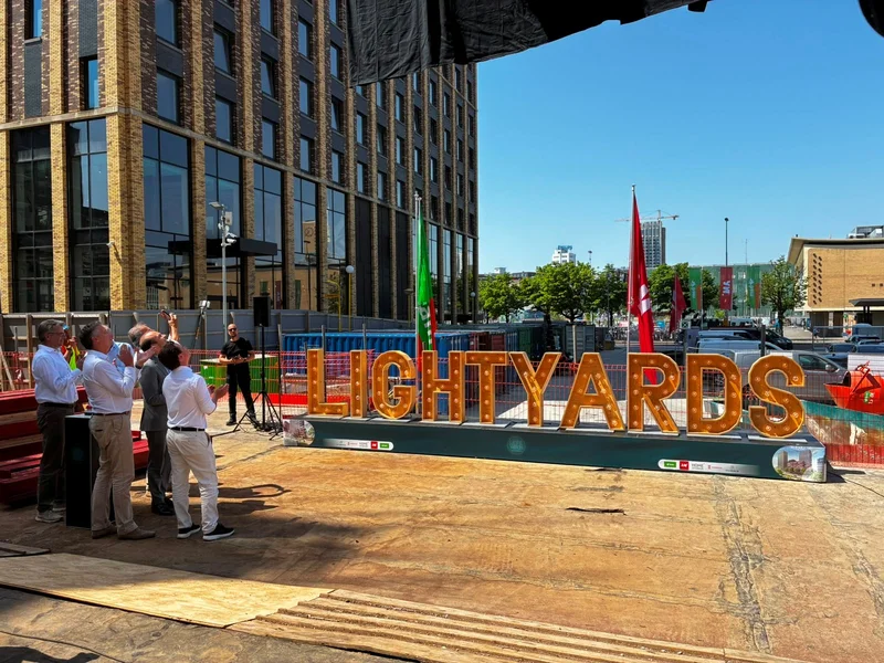 Grote belangstelling en feestelijk moment bij Lightyards